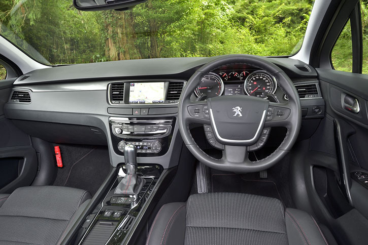 インパネのデザインは、7インチのタッチスクリーンを中央に置いたオーソドックスなもの。