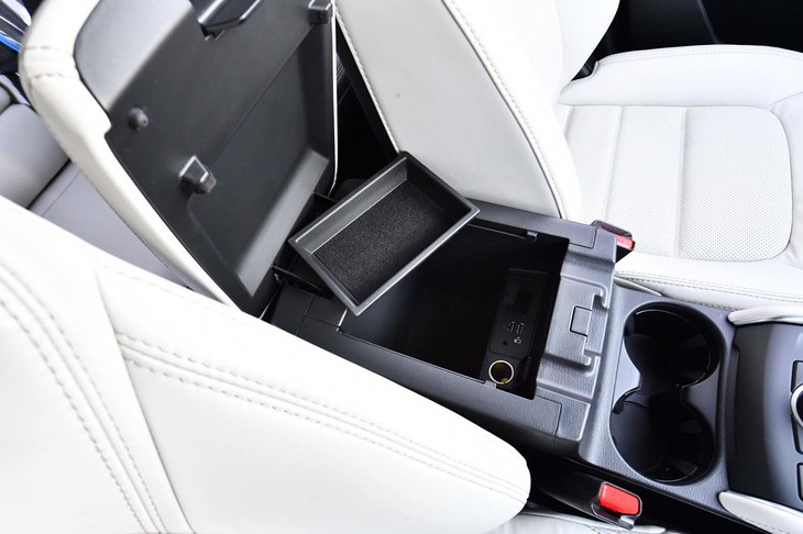前席ひじ掛けの下には、トレー付きの小物入れが用意される。USBソケットやアクセサリー用ソケットも完備。