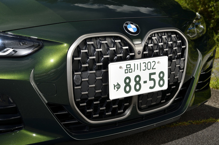 「4シリーズ カブリオレ」は、最新の「4シリーズ クーペ」をベースとするオープントップバージョン。外気の導入を制御するグリルシャッター内蔵の大型キドニーグリルは、両モデルで共通となるアイテム。