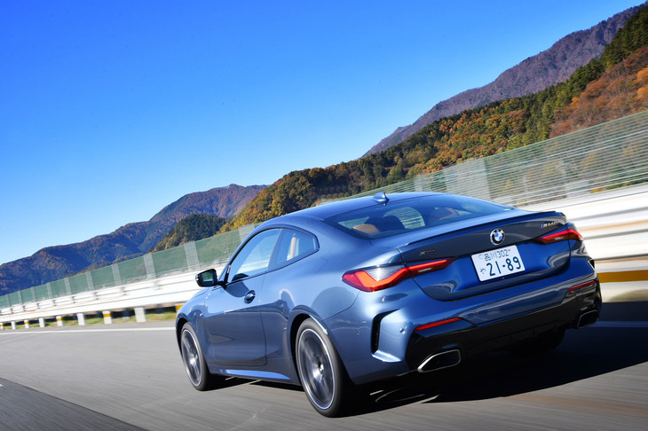 3リッターターボエンジンとフルタイム4WDシステムを搭載した「M440i xDrive」の0-100km/h加速は4.5秒。2リッターターボとFRの組み合わせである「420i」より、3秒も速いタイムだ。