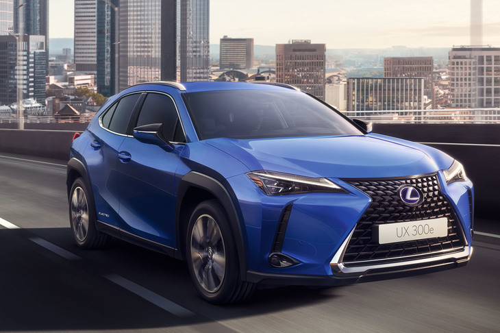 「UX300e」の価格は“バージョンC”が580万円で“バージョンL”が635万円。ハイブリッド車「UX250h」の同名グレードよりも120万円ほど高価だ。