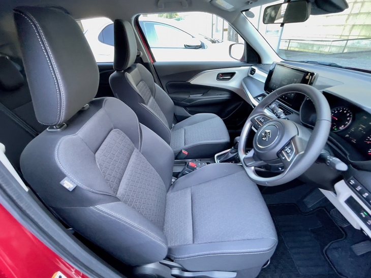 表皮の割り方を見直したというシートは、先代モデルよりもクッションがだいぶ肉厚に見える。