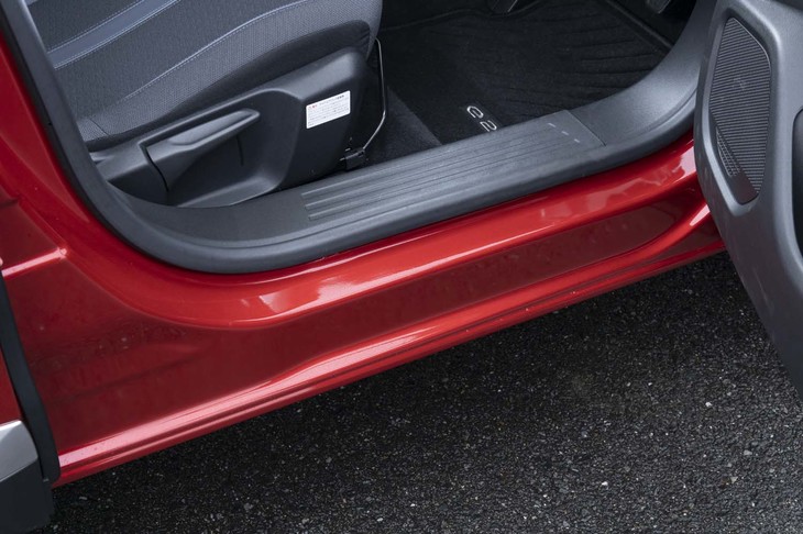 グループPSAの小型車用最新プラットフォーム「CMP」を使う。太いサイドシルで剛性を確保している。