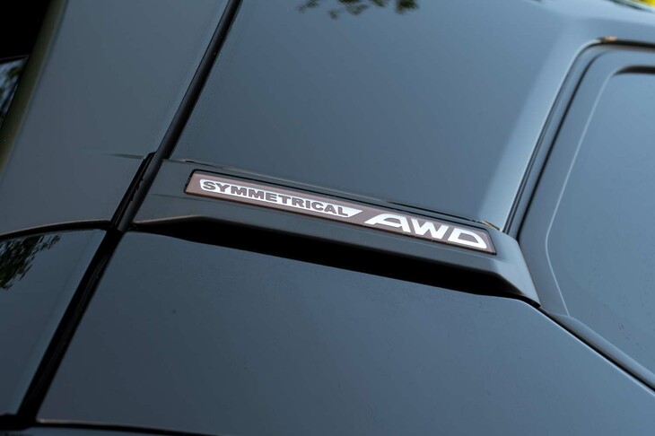 駆動方式は、依然として全車4WDという質実剛健ぶり。ハイブリッド車には低負荷走行時にFWD走行となるクラッチ開放制御が備わるが、ターボ車にはそうした機構は備わらない。