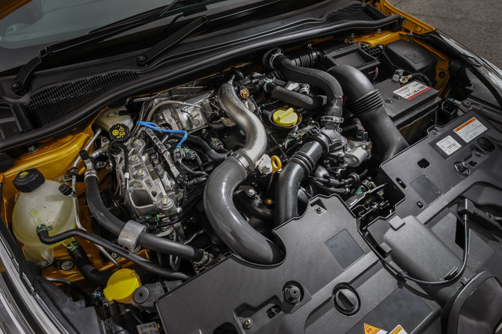 「ルーテシアR.S.シャシーカップ」に積まれる1.6リッターターボは、200psと240Nmを発生する。エンジンルームには、エンジンカバーを設置する余裕もないほどにパーツが詰め込まれている。