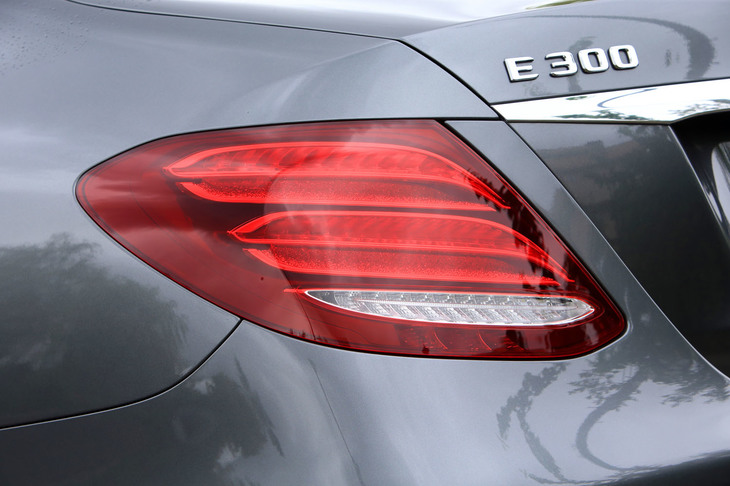 メルセデス・ベンツE300アバンギャルド スポーツ