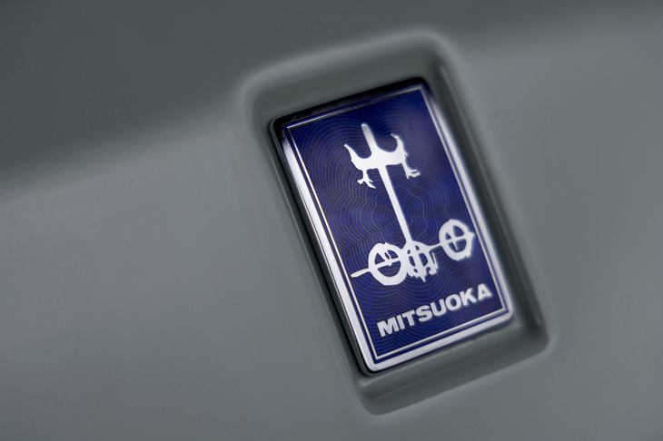 リアに貼られた七宝焼の「MITSUOKA」バッジ。