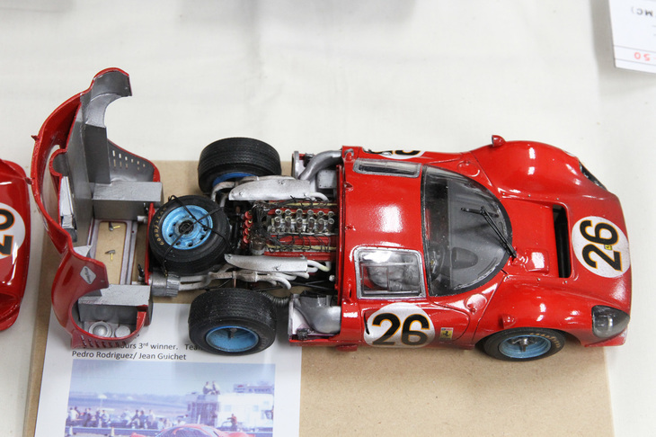 前出の「フェラーリ365GTB/4」が「デイトナ」と呼ばれるのは、1967年のデイトナ24時間で表彰台を独占したフェラーリが、3台並走してフィニッシュラインを越えたことにちなんだもの。これはそのうちの1台である3位に入った「フェラーリ412P」。フジミ製1/24「フェラーリ330P4」をベースにボディーをモディファイし、キットには存在しないエンジンをスクラッチビルドしている。