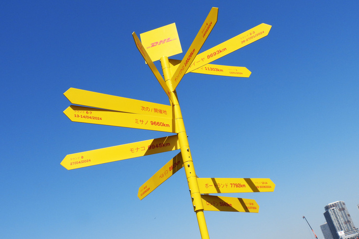 広場には、フォーミュラEの各開催地の方角と距離を示した看板も。