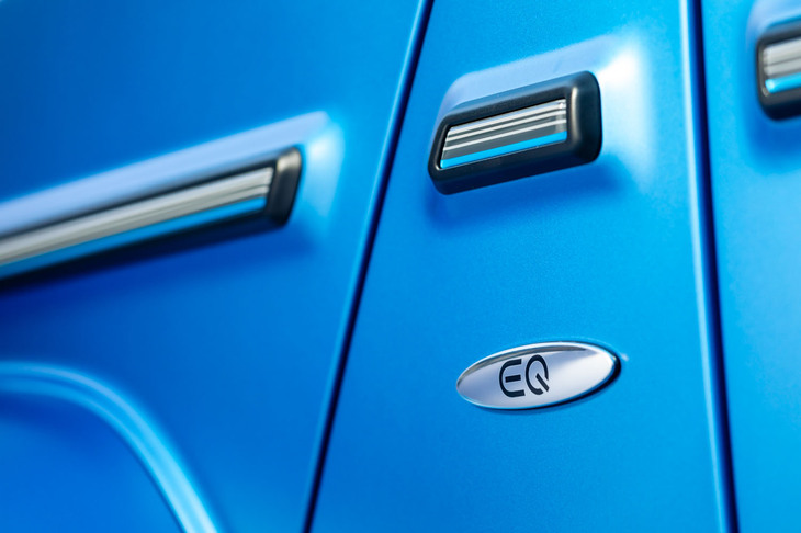 ボディーをぐるりと囲むモールにブルーのラインが入っているのが「エディション1」の証しだ。