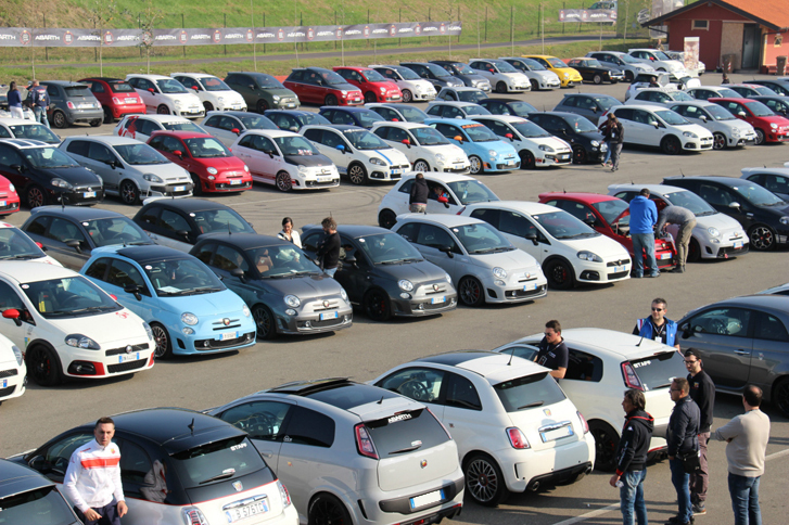 「アバルトデー2016」はヨーロッパ4カ国のサーキットで同時開催された。イタリアの会場には、開門前から多くのファンが詰めかけた。