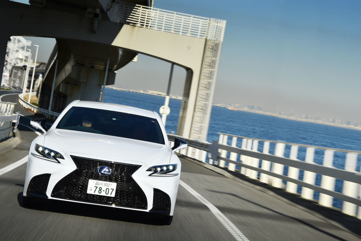 新型「レクサスLS」のFR車には、4輪の切れ角を最適に制御し旋回時の応答性を高める「LDH」が標準で備わる。