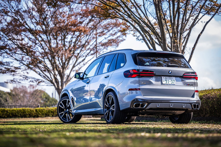 今回試乗した車両は「Mブルックリングレー」と呼ばれる明るめのメタリックカラーをまとっていた。それを含め「X5 M60i xDrive」では、「BMW Individual」のラインナップを加えた全13色からボディーカラーを選択できる。