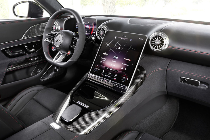 大きな11.9インチディスプレイが目を引く「メルセデスAMG SL」のコックピット。タービン型のエアコン吹き出し口や、タッチコントロール付きステアリングホイールなども特徴的。