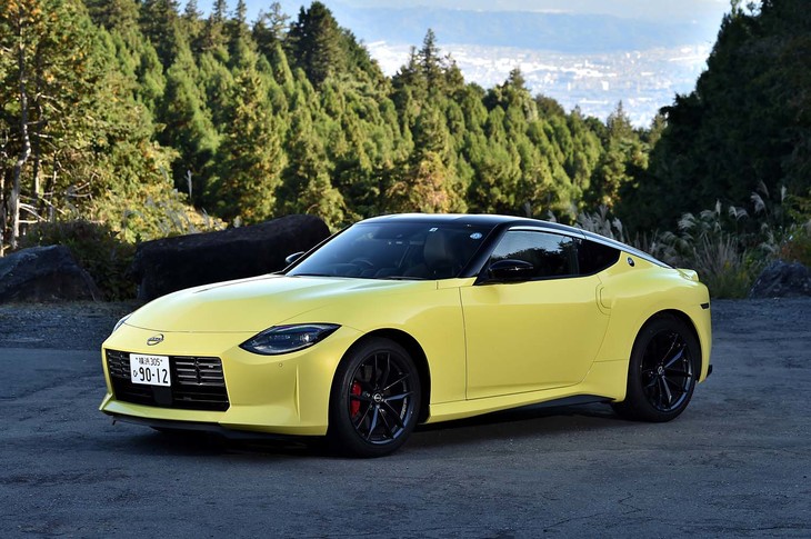 【日産フェアレディZバージョンSTのスペック】
	ボディーサイズ：全長×全幅×全高＝4380×1845×1315mm／ホイールベース：2550mm／車重：1620kg／駆動方式：FR／エンジン：3リッターV6 DOHC 24バルブ ターボ／トランスミッション：9段AT／最高出力：405PS（298kW）/6400rpm／最大トルク：475N・m（48.4kgf・m）/1600-5600rpm／タイヤ：（前）255/40R19 96W／（後）275/35R19 96W（ブリヂストン・ポテンザS007）／燃費：10.2km/リッター（WLTCモード）／価格：648万2500円
	
	【取材時の燃費データ】
	テスト距離：330.3km（市街地1：高速道路7：山岳路2）／使用燃料：40.3リッター（ハイオクガソリン）／参考燃費：8.2km/リッター（満タン法）／8.1km/リッター（車載燃費計計測値）