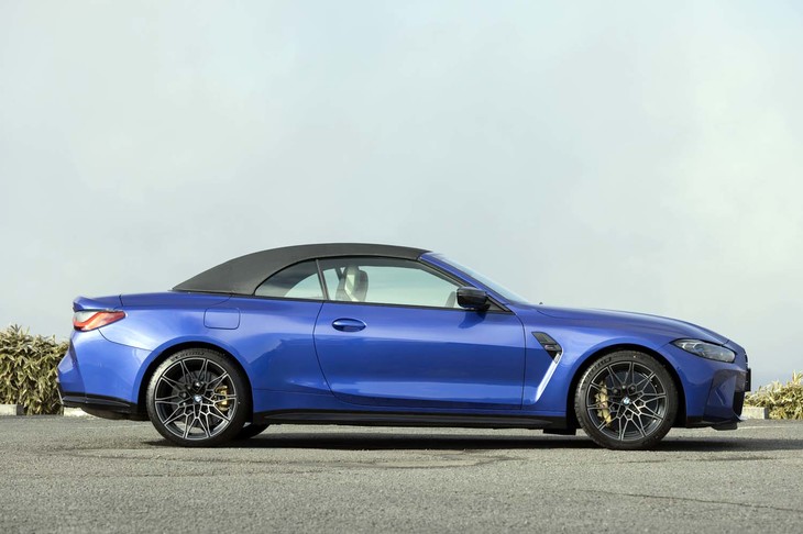 新型「M4カブリオレ」はルーフにソフトトップを採用している。真横から見ると、ノーズからリアエンドへと一直線に伸びるショルダーラインが印象的だ。