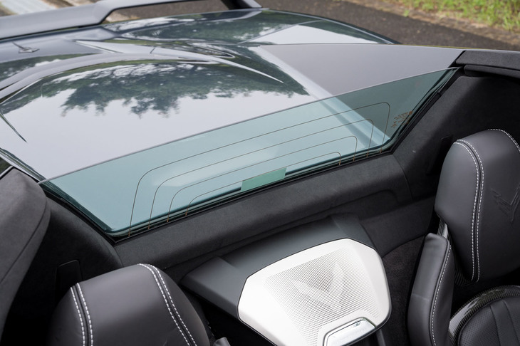 フェアリングの間に備わるリアウィンドウ。電動開閉式で、開けると風を感じながらのドライビングを楽しめる。