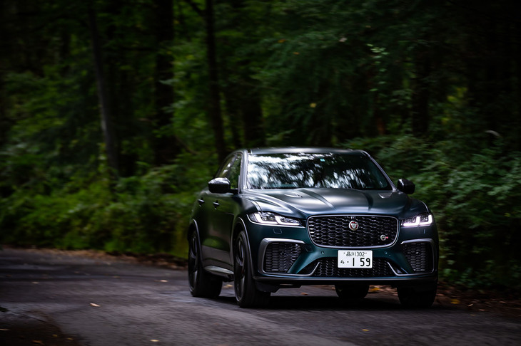 念入りにアップデートされたシャシーも、2021年モデルとして進化した「FペースSVR」のトピックだ。エレクトロニックビークルアーキテクチャー2.0の採用により、トランスミッションとダイナミクスシステムを最適化。ブッシュの改良やアダプティブダンパーのチューニングによって、低速域における乗り心地の改善も図られている。