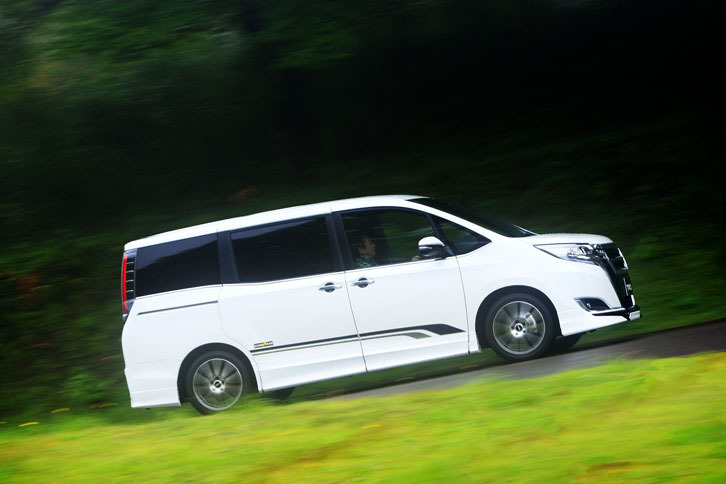 
	TRDでは「エスクァイア」用に、フロントドアのすき間を埋めるスタビライザーとボディー下部に装着するブレースを開発。これによりボディー全体が均等に強化され、ハンドリング性能を向上させるという。
	