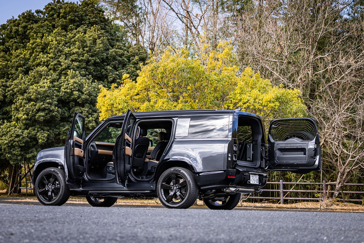 ボディーサイズは、全長×全幅×全高＝5275×1995×1970mm、ホイールベース＝3020mm。ホイールベースは「ディフェンダー110」と同一値となっている。スペアタイヤが装着される右ヒンジのリアゲートは、「ディフェンダー」全モデルに共通する意匠だ。