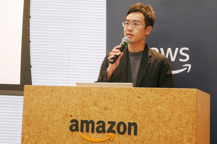 AIの進化について説明する、AWSのエンタープライズ技術本部自動車・製造グループ本部長の岡本 京氏。