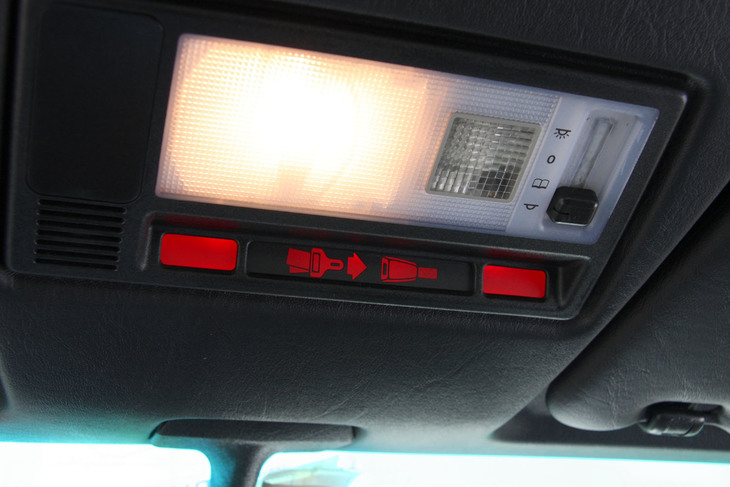 シートベルト警告灯は、室内灯の脇に備えられていた。旅客機のキャビン感覚に、かつて筆者もしびれたものだ。