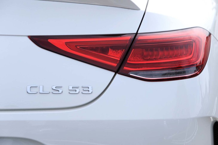 ボディーの曲面にぴったりと沿ったリアコンビランプ。ラインやエッジといった要素を減らし、エクステリア全体でシンプルな面構成を志向する。