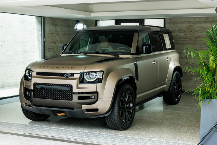 「THE MAGARIGAWA CLUB」で開催された特別プレビューイベントより、ヴィラのガレージに展示された「ディフェンダー・オクタ」。