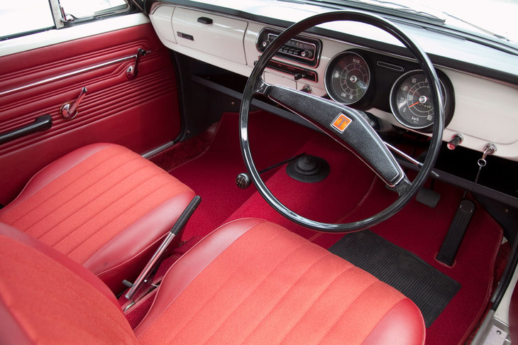 初代「カローラ」のインストゥルメントパネルまわり。操作性に優れる4段フロアシフトの採用もトピックだった。