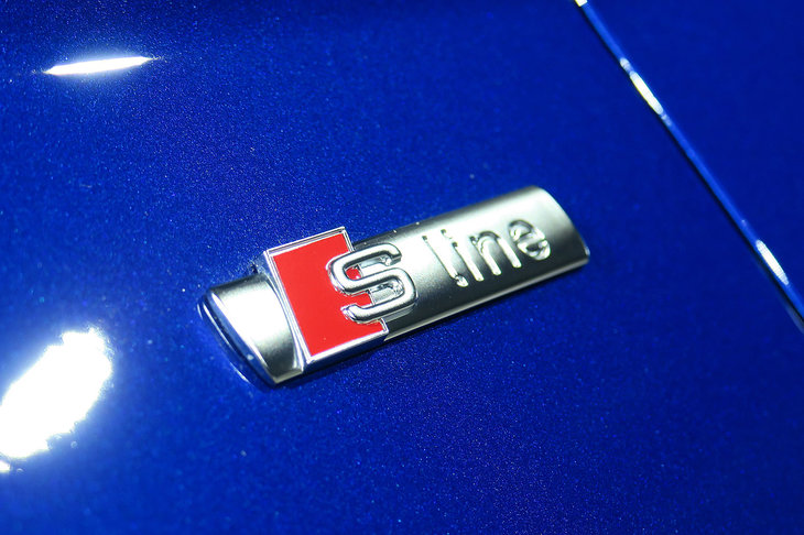 アウディQ5スポーツバック 1st edition（「S line」エンブレム）