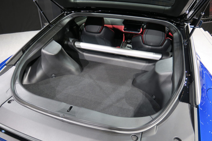 ラゲッジスペースはタイヤやサスペンションの張り出しもあって複雑な形状となっている。床面は広いが、大荷物を積むにはコツが必要だ。