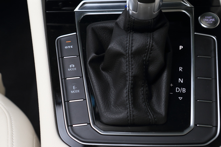 パワートレインや可変ダンピングシステム「DCC」のモード切り替えスイッチ。「GTE」モードの作動中にDCCの切り替えスイッチを入れると、GTEモードは自動でオフになり、「Eモード」もしくは「ハイブリッドモード」に切り替わる。またGTEモードを選択するとDCCは自動で「スポーツ」モードに入る。