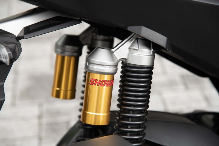 ショーワ製のリアサスペンションはリザーバータンク付きのツインショック。プログレッシブなスプリングとの組み合わせにより、あらゆる道路環境での快適性が追求されている。