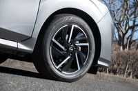 「X」では16インチのタイヤ＆ホイールが標準装備。試乗車にはオプションのアルミホイールが装着されていた（標準はスチールホイール×キャップ）。