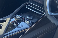 「エレトレR」のアクセルを床まで踏みつけたら、センターコンソールに置いてあったロータスのエンブレム型キーフォブが後方にスッ飛んだ。