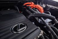 多彩なパワートレインをラインナップする新型「NX」。2.5リッター自然吸気直4エンジンの「NX250」と2.5リッター直4ハイブリッドの「NX350h」にはFWDと4WDが用意され、2.4リッター直4直噴ターボエンジンの「NX350」と2.5リッター直4プラグインハイブリッドの「NX450h＋」(写真）は4WDの設定となる。