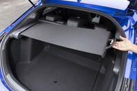 ロールスクリーンのように引き出して使うトノカバーを標準装備する。