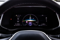 メーターには10.2インチサイズの液晶ディスプレイを採用。表示デザインやイルミネーションは走行モードに連動して切り替わるほか、好みのカスタマイズが可能だ。