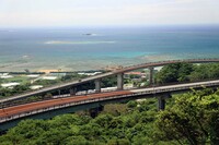 沖縄本島南部にあるニライカナイ橋。青い海と緑の森が一望できる絶景ツーリングルートだ。