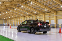 氷盤路でブレーキテストを行った「トヨタ・プリウス」。装着されていた「ブルーアース4S AW21」は、195/65R15というサイズだった。