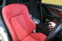 実車のほうは、シートのデザインもクラシック。小物のヘルメットも凝っている。