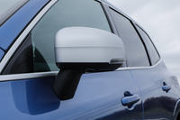 マットシルバーのドアミラーカバーは「R-DESIGN」専用の装備。ボディーサイドにおけるアクセントになっているといえそうだ。