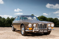 新世代ジャガーの旗手として1968年に登場した「XJ」。今日にもその名が受け継がれる、サルーンの傑作である。