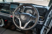 ステアリングスポーク上には、“クルーズコントロール”の操作スイッチや、通常走行中にもモーターアシストを行うことで走行性能をアップさせる「パワーモード」のスイッチが備わる。