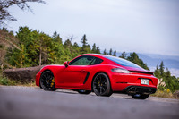 写真の外装色は「カーマインレッド」と呼ばれるスペシャルカラー。「718ケイマンGTS 4.0」では、スタンダードカラーが4色、メタリックカラーが8色、スペシャルカラーが4色の全16色が設定されている。