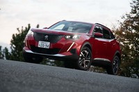 ヘッドランプの端から下に長く伸びるLEDデイタイムランニングライトは「セイバー（サーベル）」と呼ばれる。セイウチの牙のように見える。