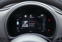 液晶メーターパネルは7インチ。こちらにも再生中の音楽情報が表示できる。やはり『Abbey Road』のジャケットがきれいに映っている。