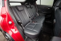 リアシートは200mmの前後調整と9段階のリクライニングができる。