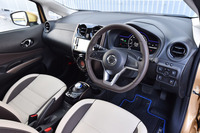 今回試乗した「ノートe-POWER メダリスト」は、オプション「プレミアムホワイトインテリアパッケージ」装着車。室内はアイボリーとブラウンのツートンカラーで飾られる。