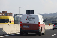 （写真E）。この「プジョー・エキスパート」は、日本でも知られているコーヒーブランド、セガフレードの営業車である。“太陽の道”のフィレンツェ近郊にて。